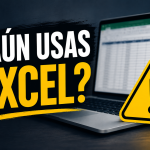 Imagen destacada de un artículo sobre conciliación fiscal. Muestra una laptop con una hoja de cálculo desenfocada y un símbolo de advertencia amarillo. El texto principal dice "¿Aún usas Excel?" destacando los riesgos y el tiempo invertido en procesos manuales de conciliación de CFDI y validación fiscal.