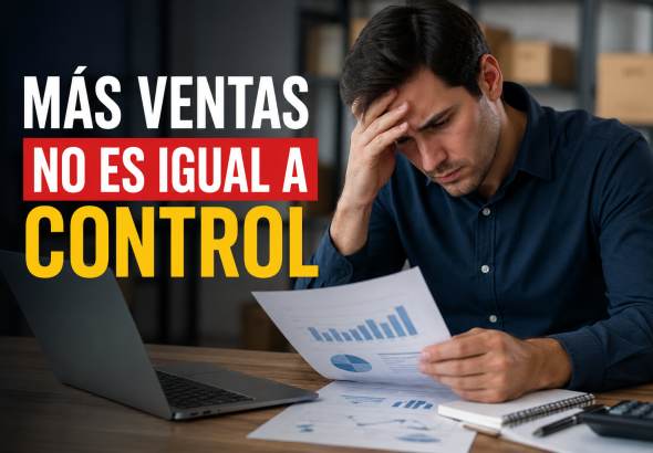 Empresario revisando reportes financieros con expresión de preocupación mientras analiza el control administrativo de su negocio, representando la importancia de una buena administración empresarial para mejorar las ventas, el flujo de efectivo y la gestión de inventarios.