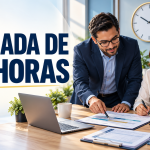 Dos responsables administrativos revisan horarios, asistencia y nómina ante la jornada laboral de 40 horas en México.